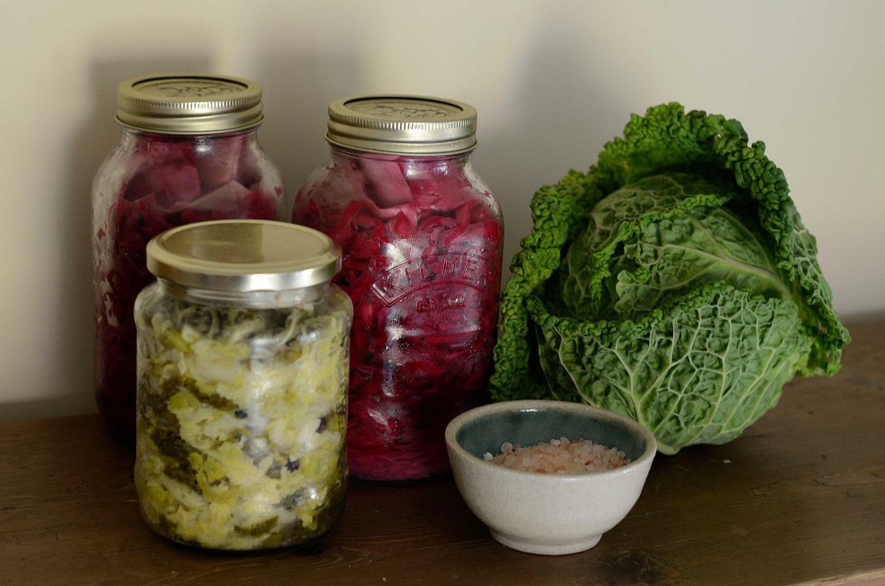 bocal de chou fermenté maison, choucroute crue en cours de lactofermentation