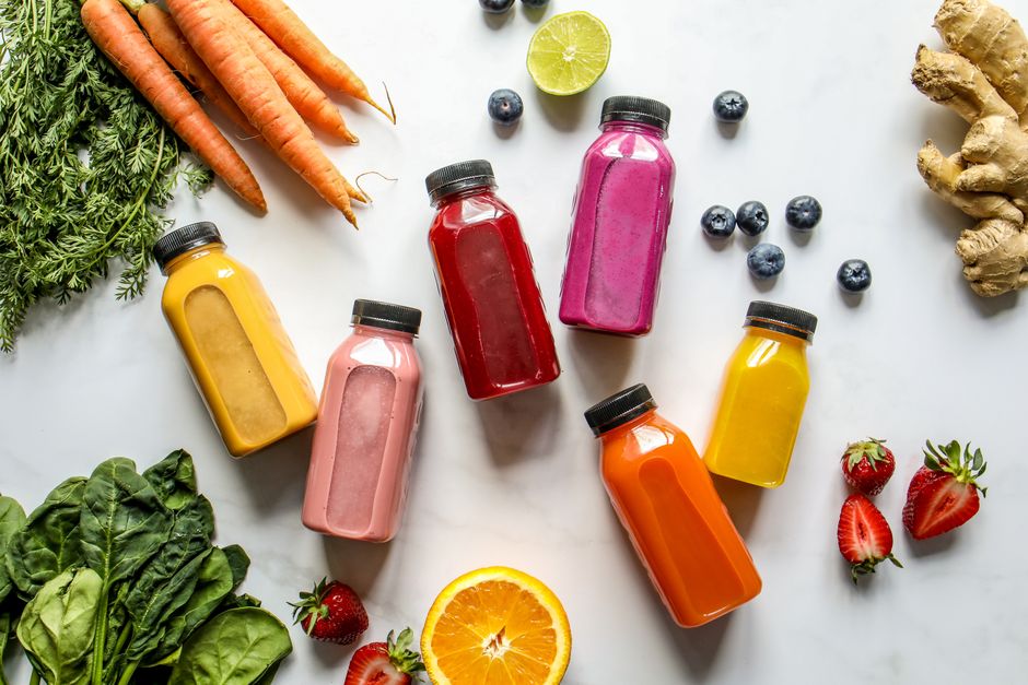 Bouteilles de jus de fruits et légumes frais