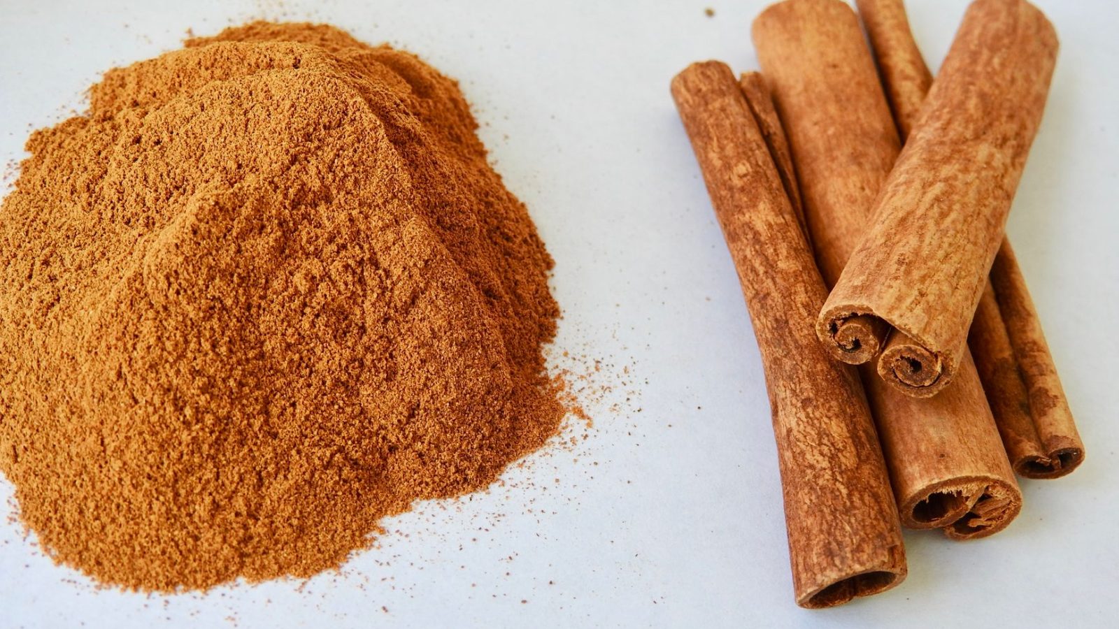 Poudre de cannelle, épice fine et brune, ingrédient naturel pour le bien-être.