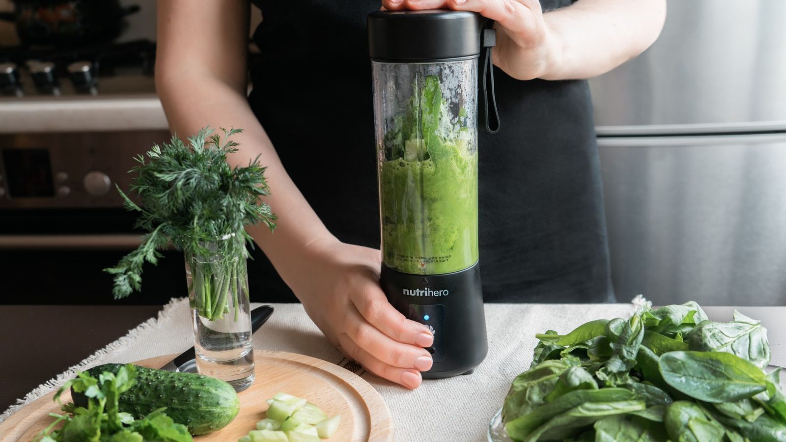Verre de jus vert frais avec épinards, céleri et autres légumes à feuilles