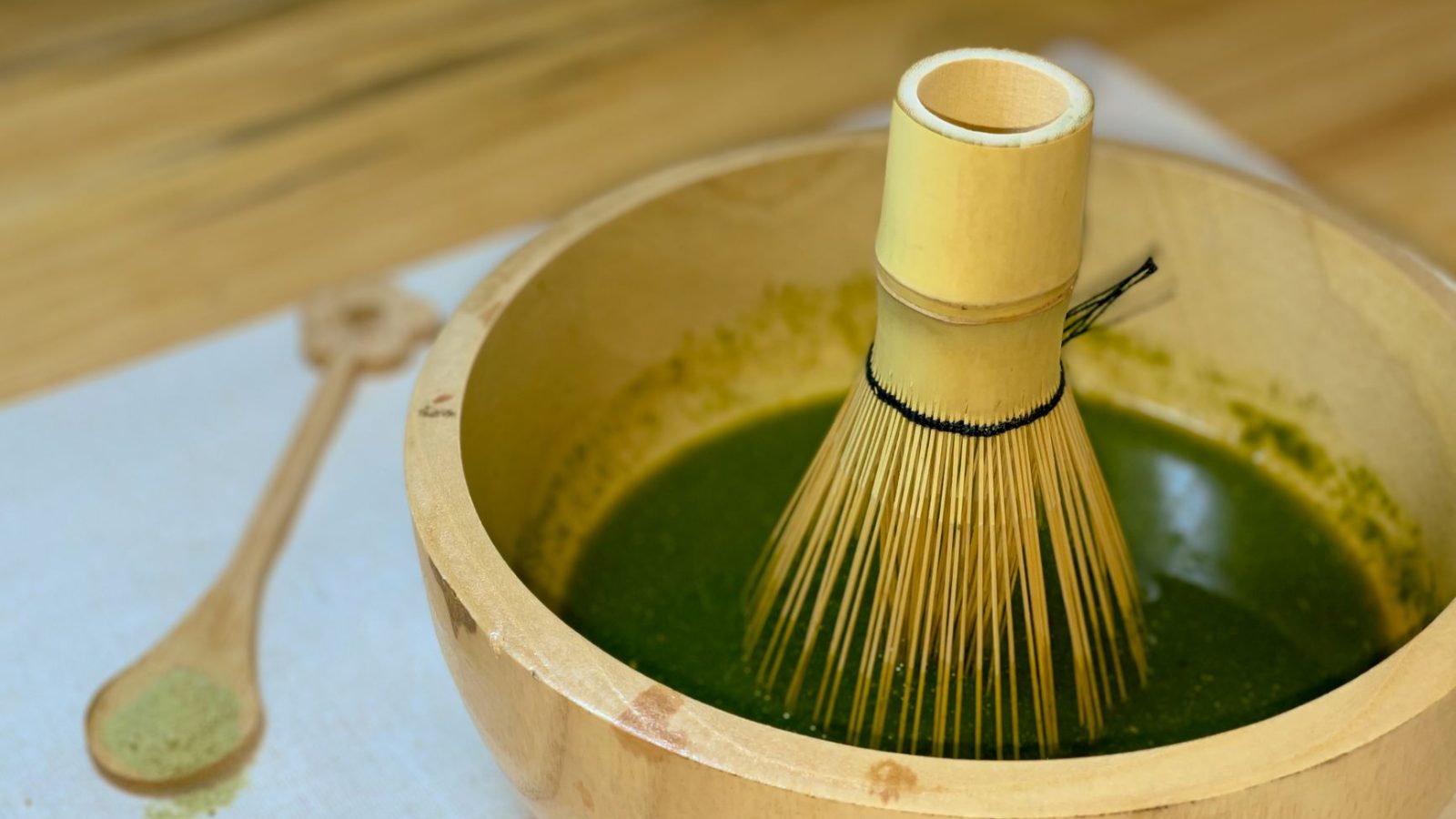 Poudre de matcha vert avec fouet en bambou pour préparation de thé traditionnel