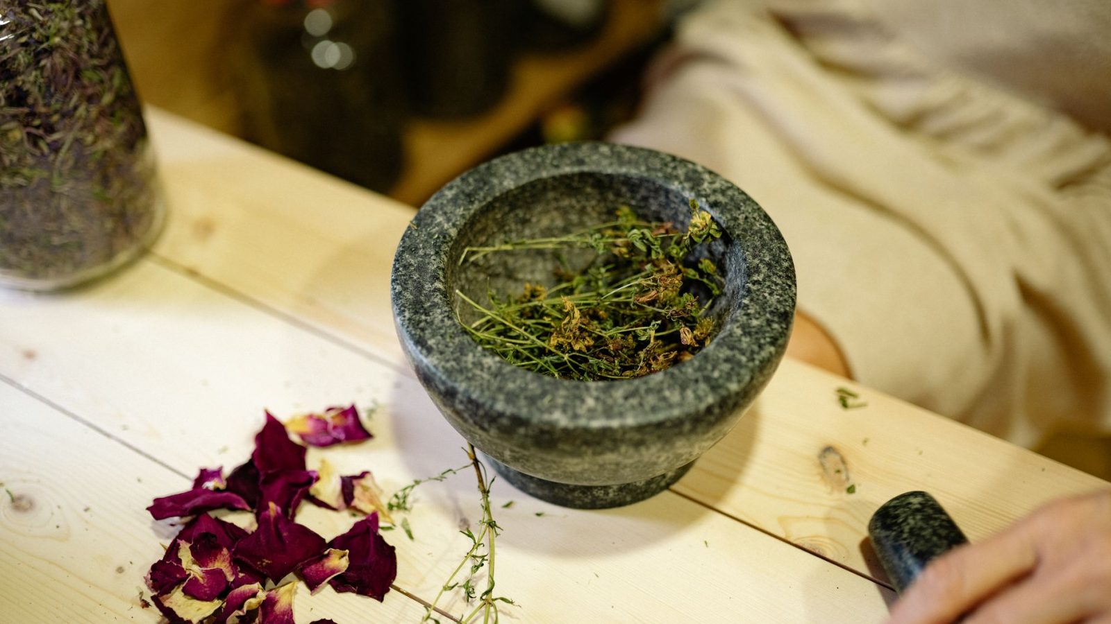 Consultation de naturopathie avec herbes et plantes médicinales sur table de travail.