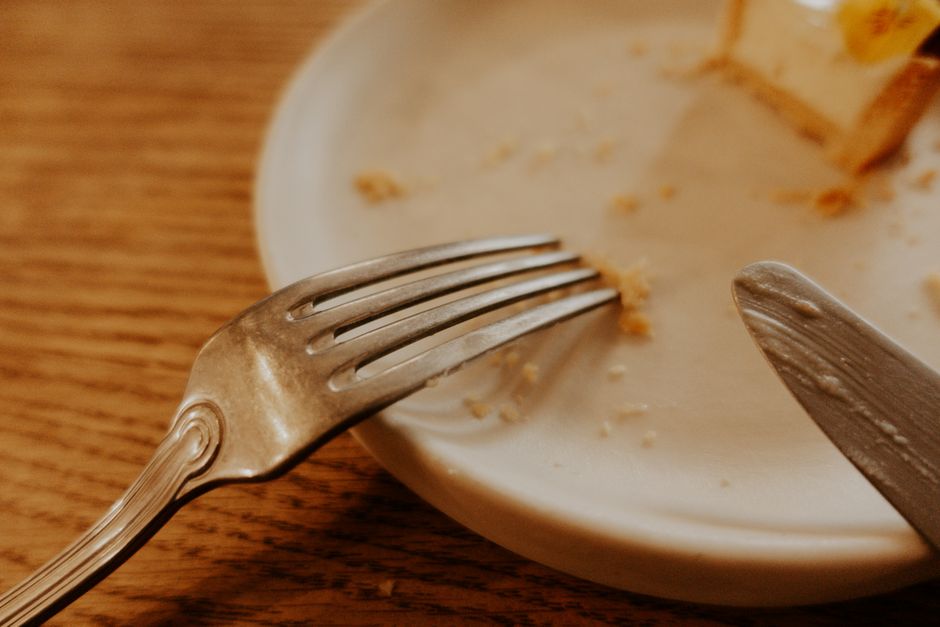 Assiette vide et couverts sur une table