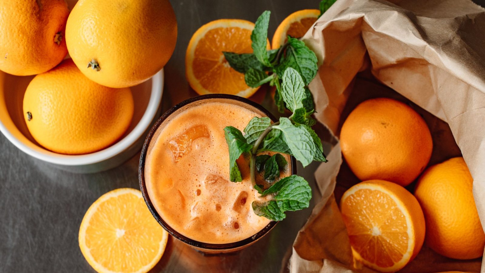Verre de jus frais pressé à froid avec pulpe et fruits entiers visibles