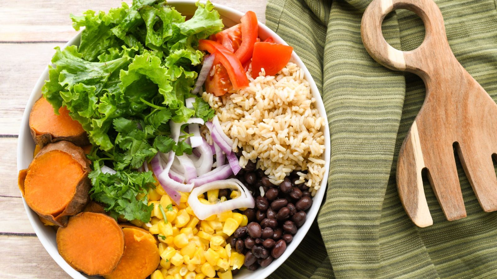 Bol nutritif garni de légumes, céréales et protéines pour repas équilibré rapide