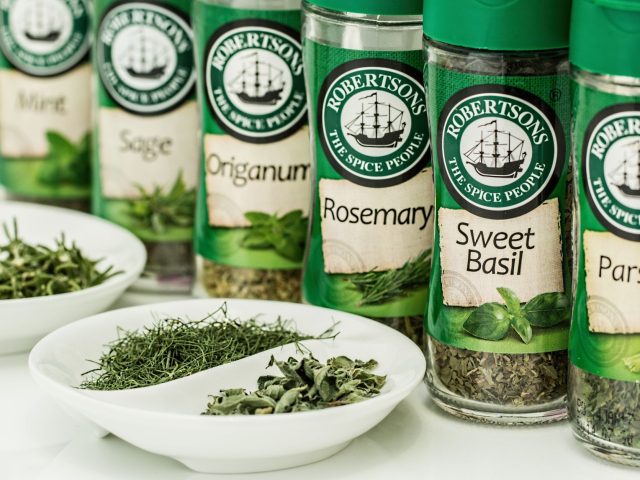 Intégrer les épices et herbes médicinales dans votre alimentation quotidienne
