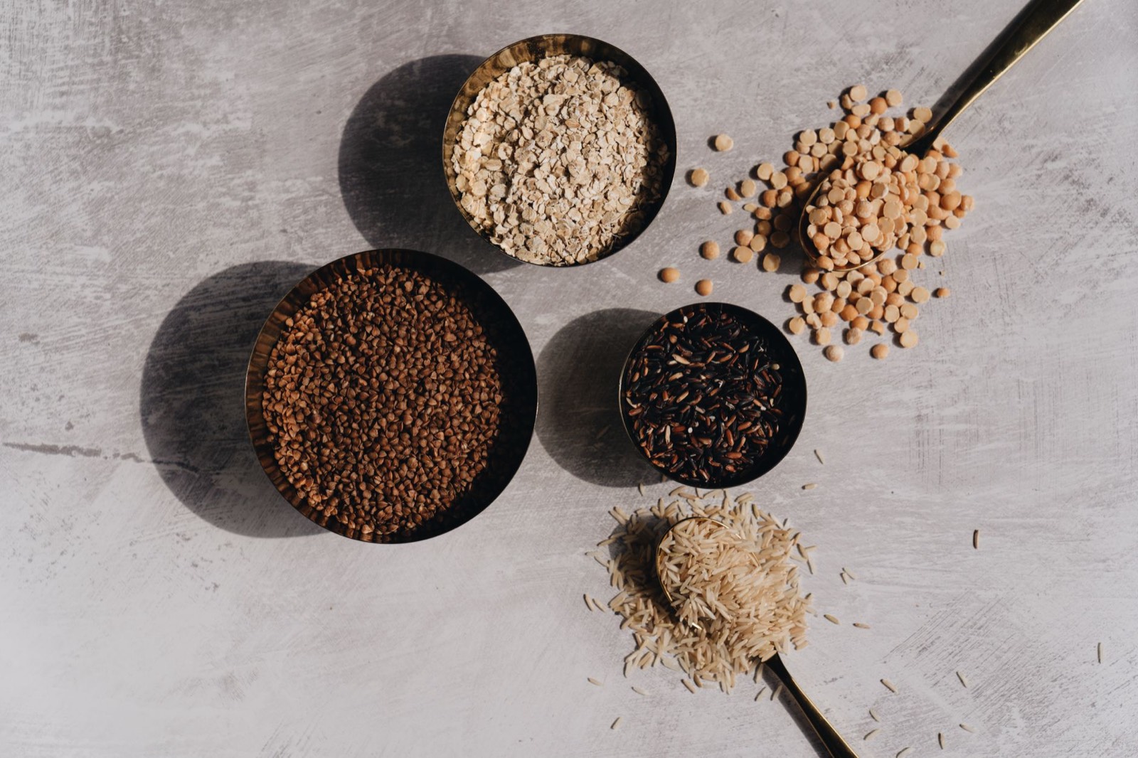 Bol de lentilles et céréales complètes riches en fibres