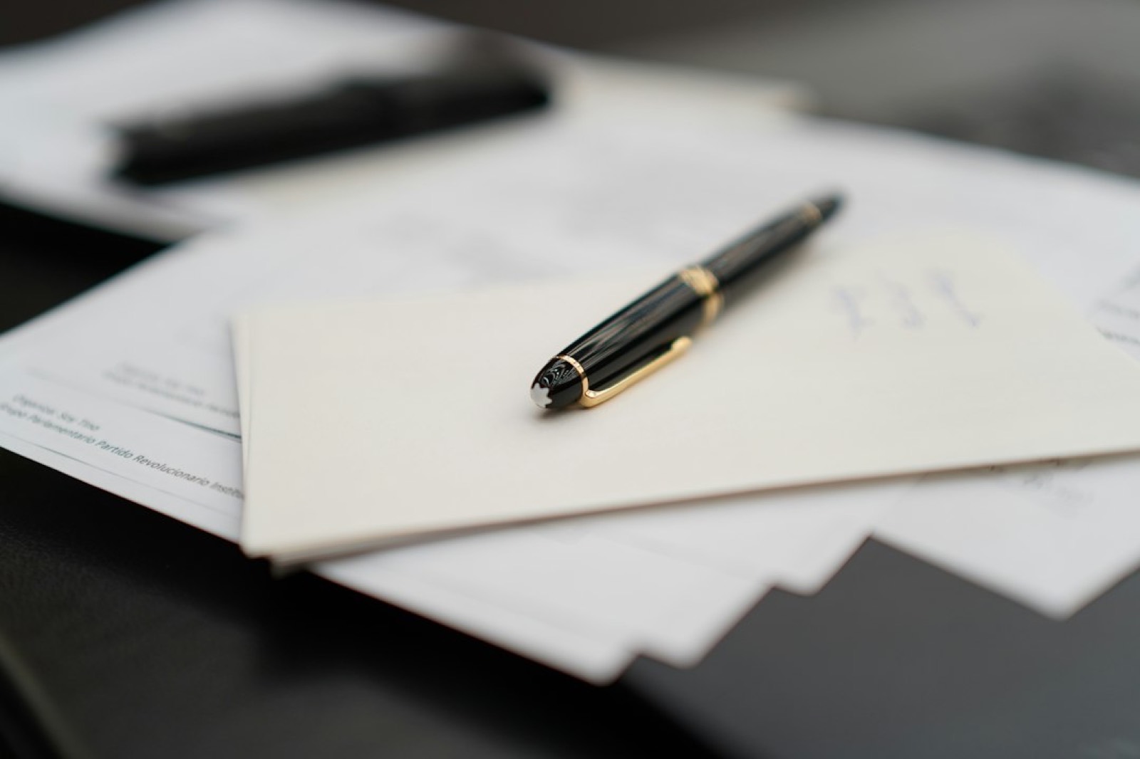 Documents d'assurance hospitalisation posés sur un bureau avec un stylo