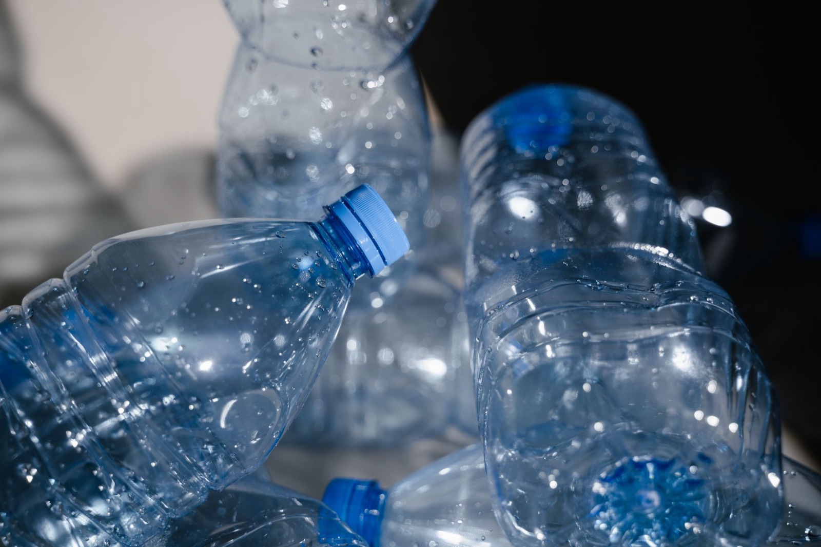 Gros plan sur une bouteille en plastique usée, source de microplastiques