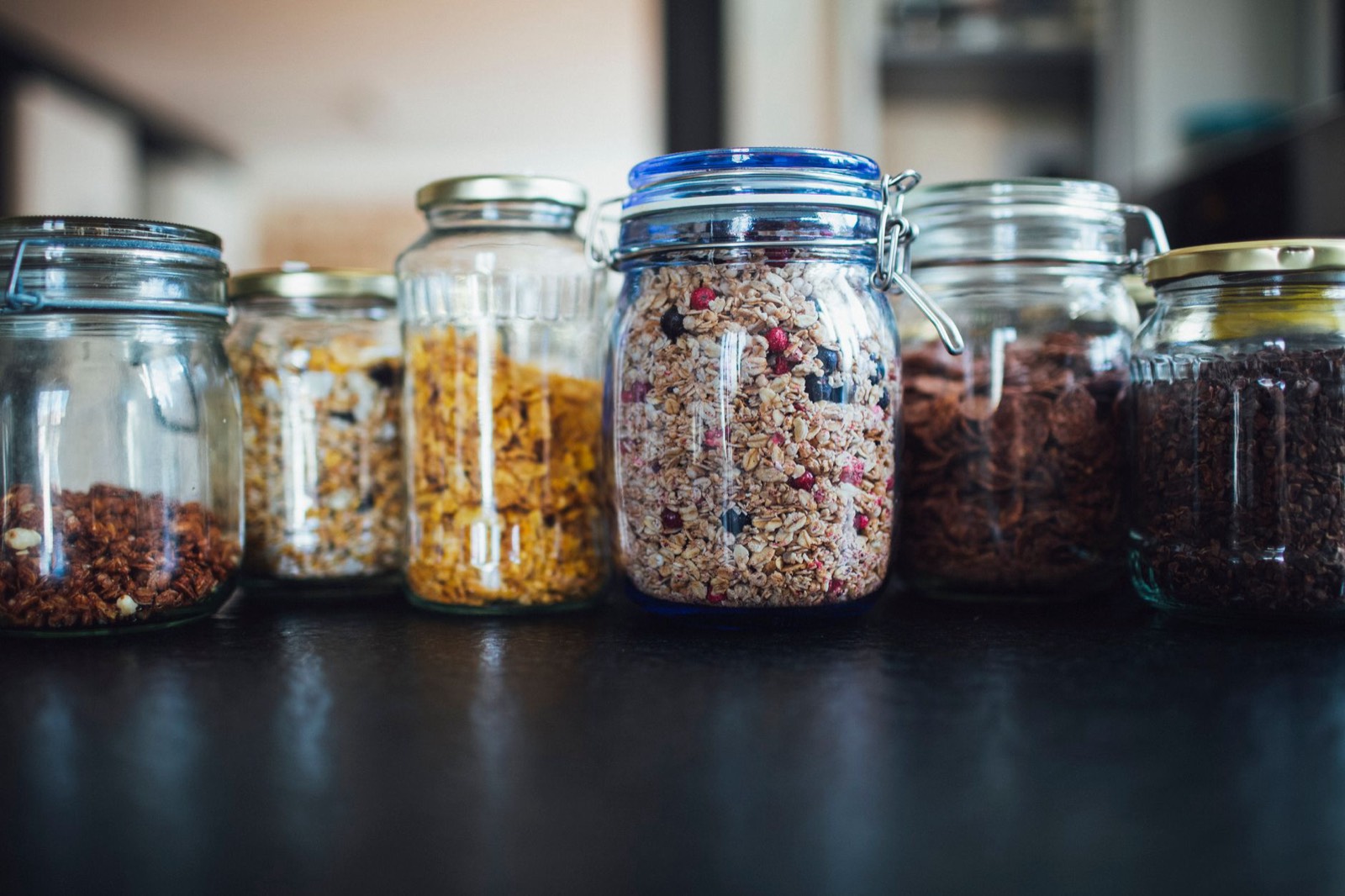 Contenants alimentaires : d&rsquo;où viennent vraiment les particules invisi