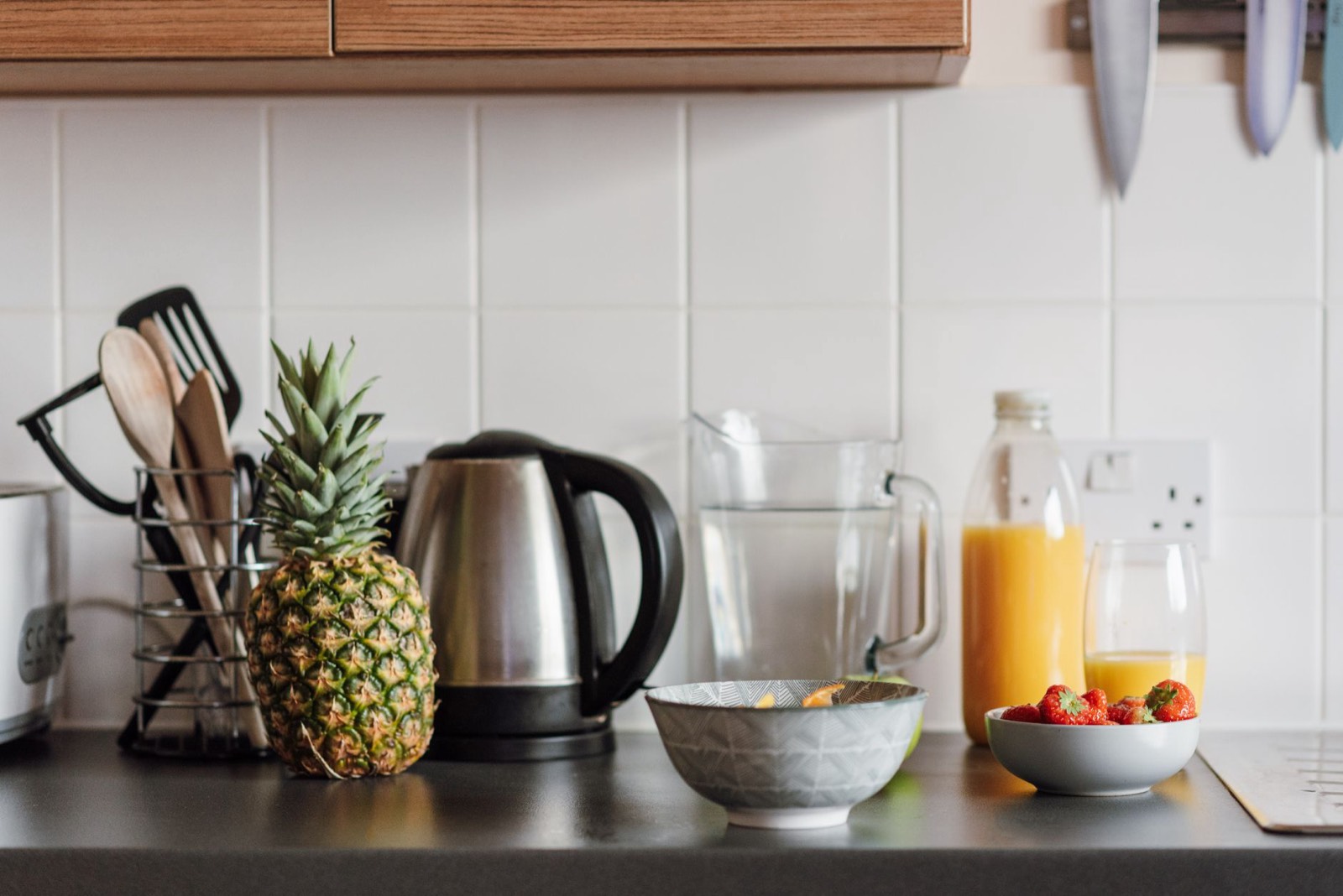 Verre de jus de fruit frais préparé sur une table de cuisine