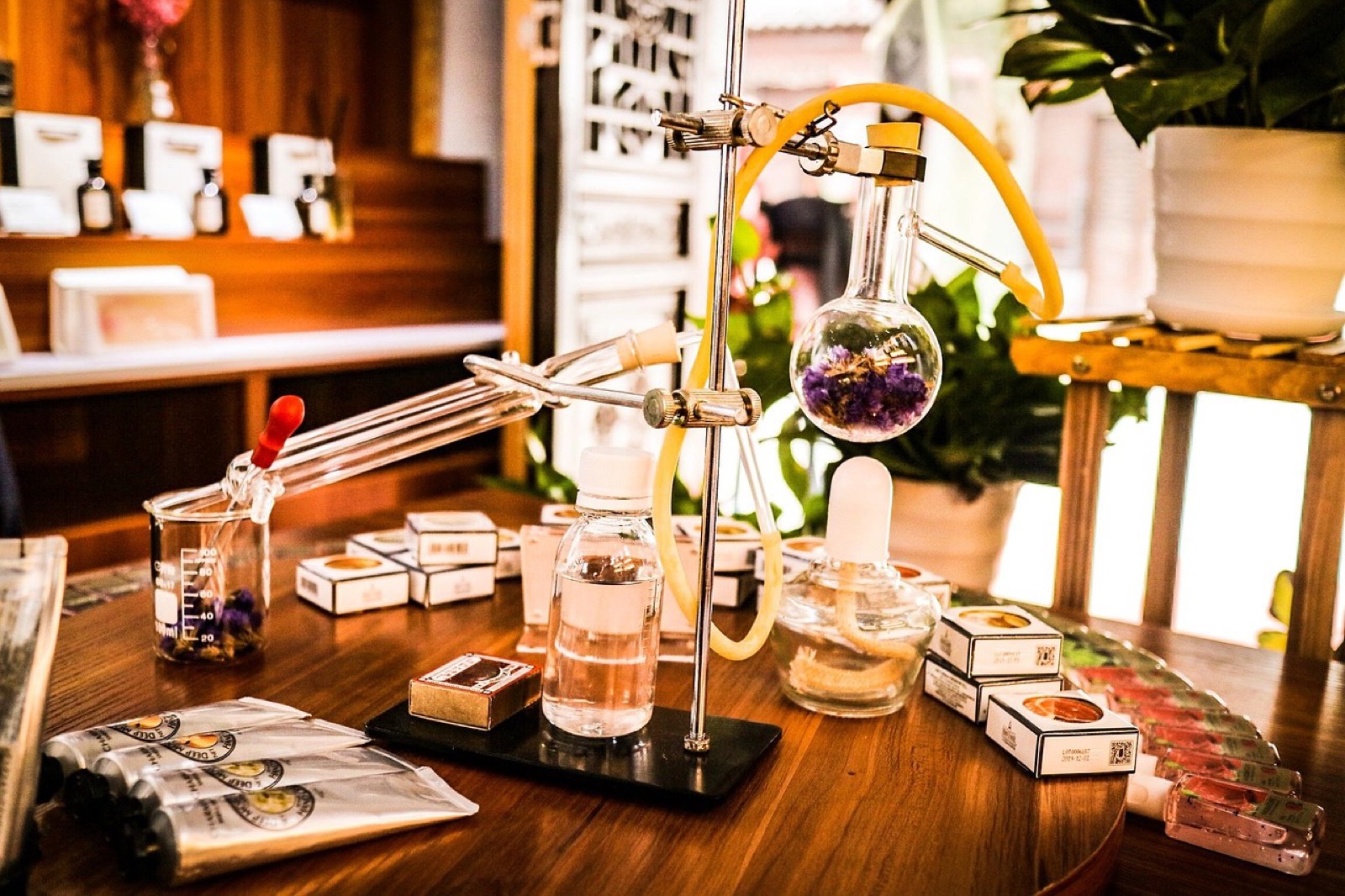 Femme vaporisant un parfum sur l'intérieur de son poignet