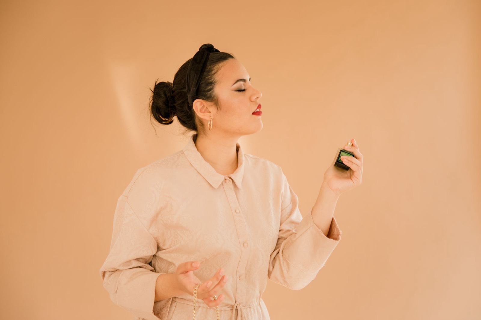Femme testant un parfum sur son poignet