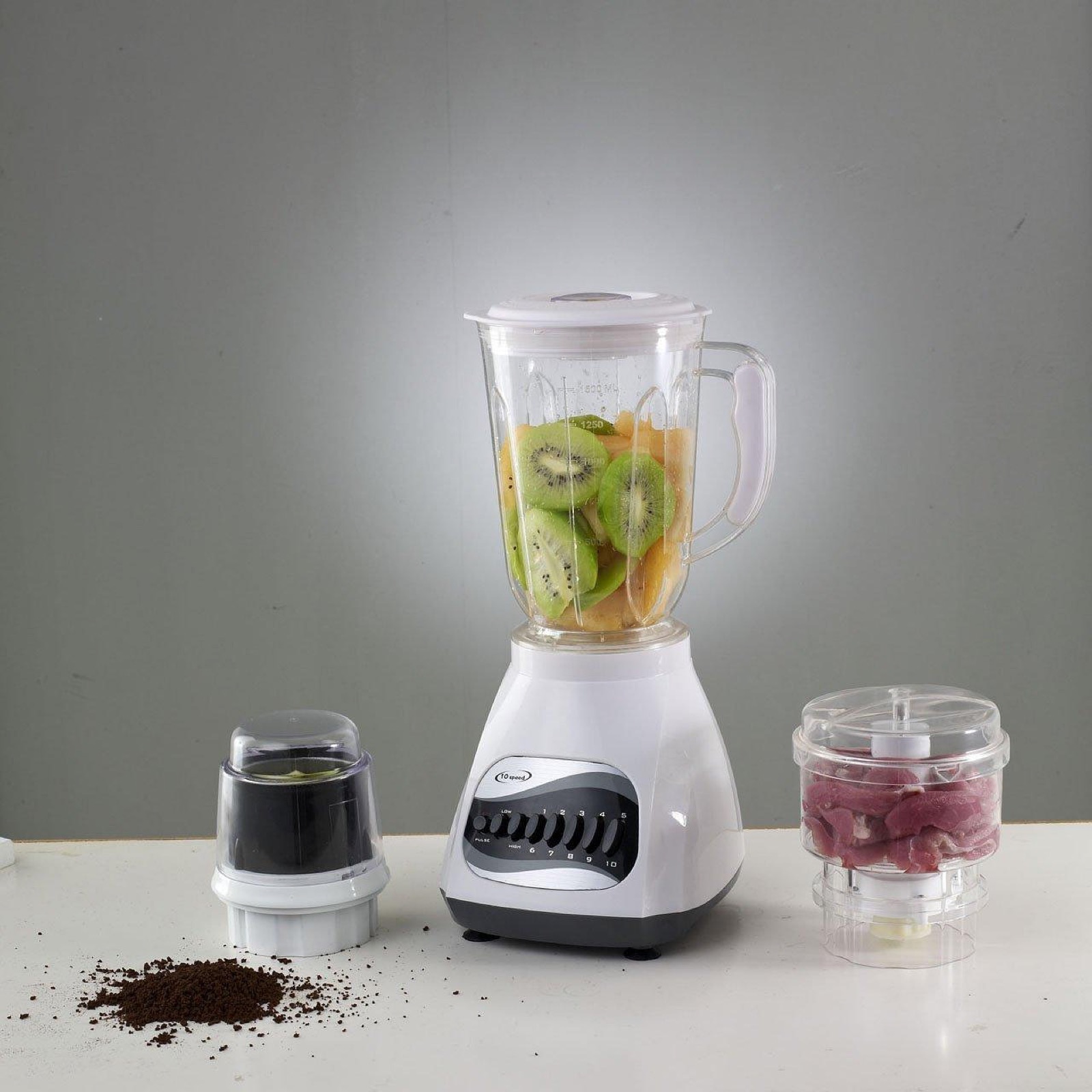 Extracteur de jus posé sur un plan de travail avec des légumes frais