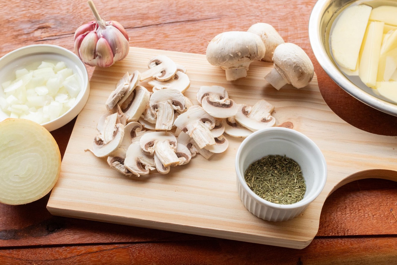 ustensiles de cuisine en bois posés sur une planche à découper