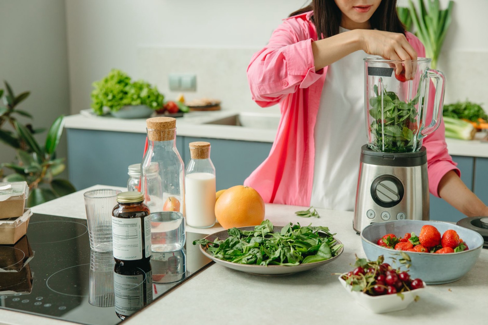 Sportif préparant un smoothie énergisant après l'entraînement dans sa cuisine